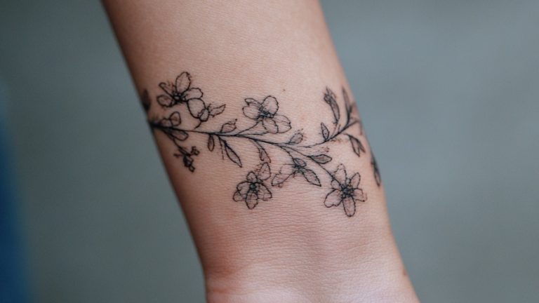 15 Delicate Vine Tattoos to Celebrate Your Personal Growth and Connection